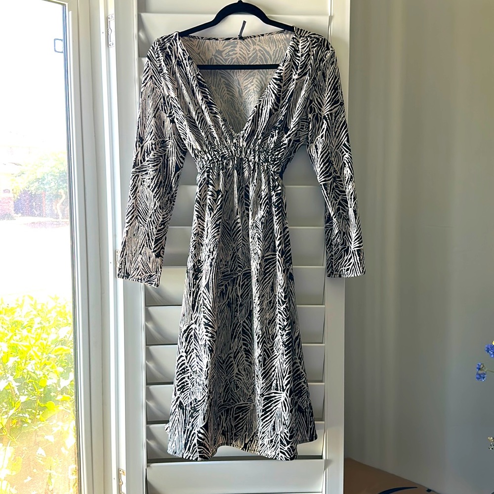 Waist accentuating long sleeve dress